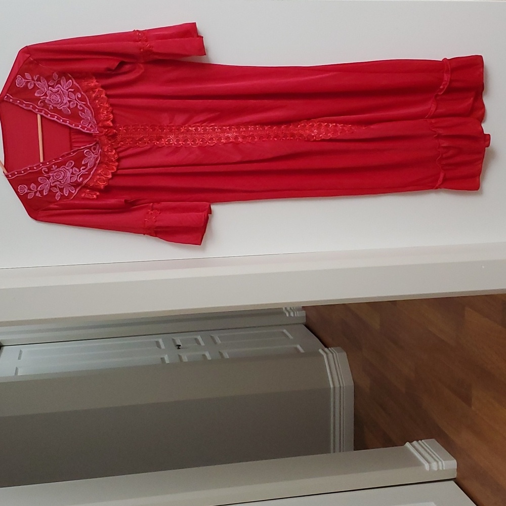 Vintage Feminine Red nightgown Sz SMALL 33-34 BUST